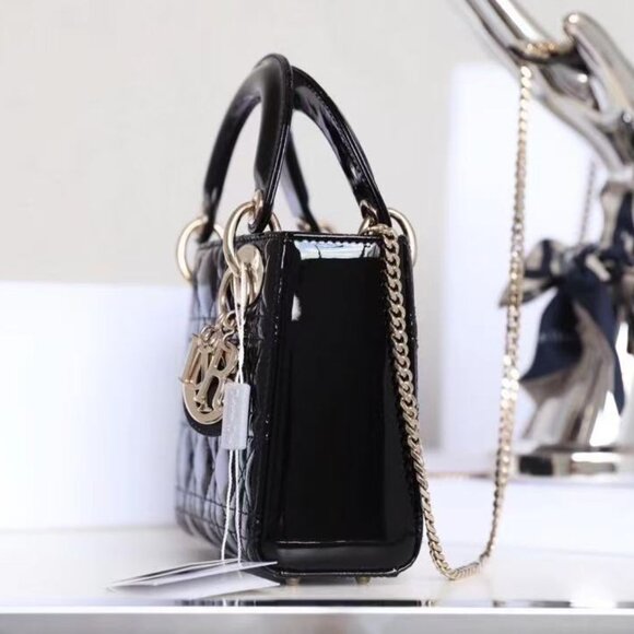 Classic DIOR Bag: A Stylish and Versatile Choice for Elegance - Picture 3 of 5